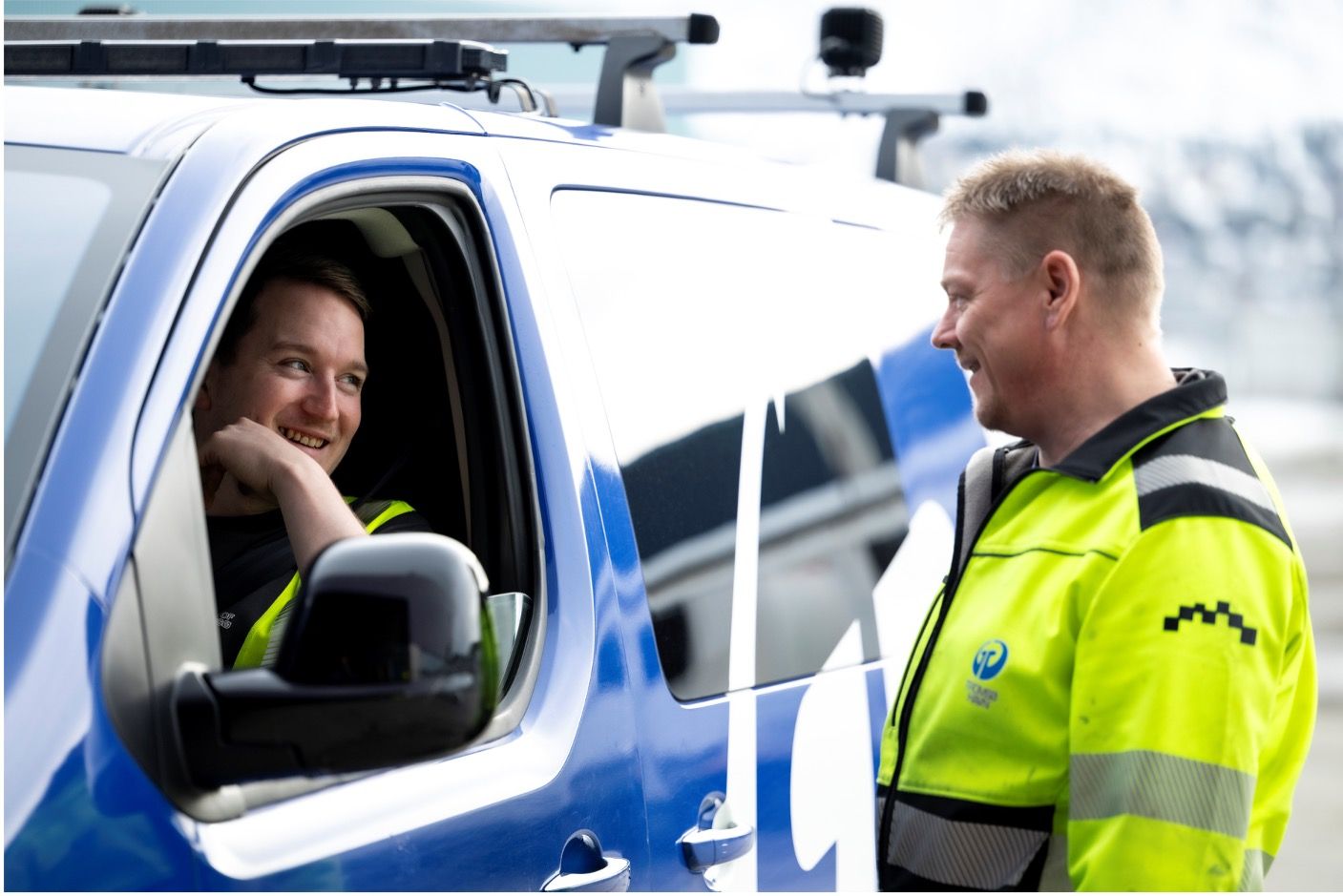 Ansatte i havna i samtale ved en servicebil